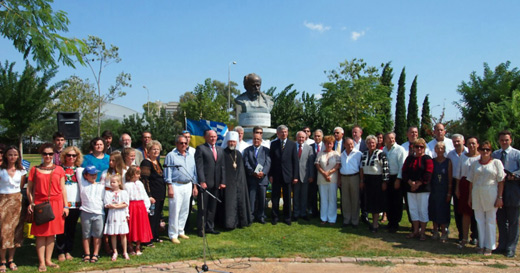 Спільне фото учасників форуму біля пам'ятника І. Франку