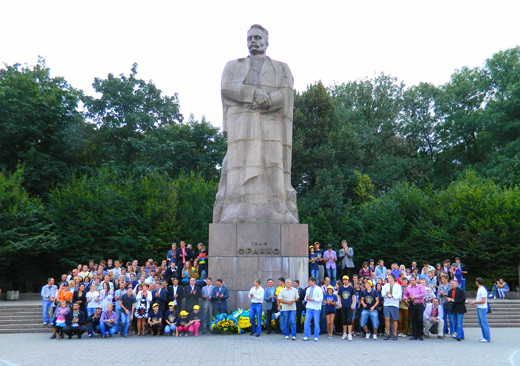 Спільне фото учасників форуму біля пам’ятника І. Франку